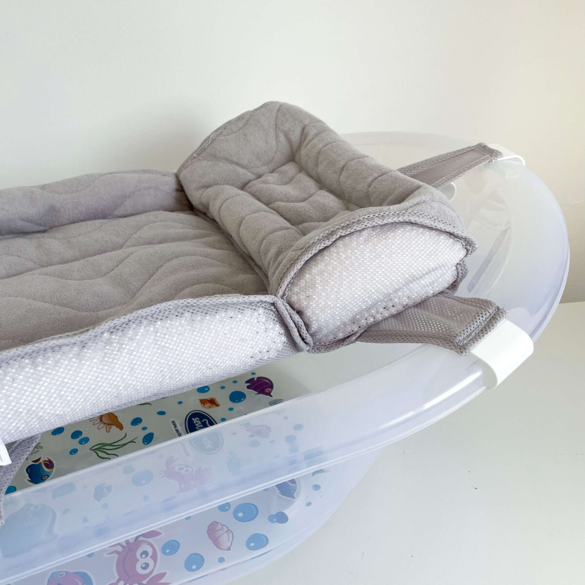 Siva krevetić podloga za kupanje bebe