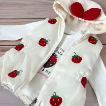 Kompletić sa futrovanim prslukom Cumino "Jagodice"