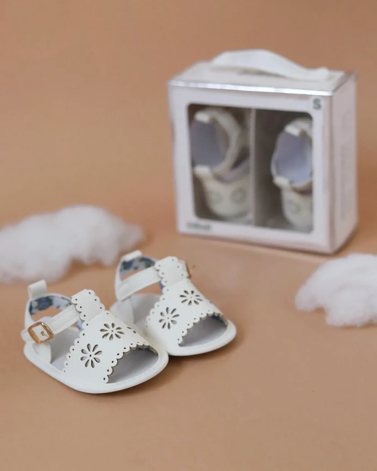 Nehodajuće bele bebi sandalice