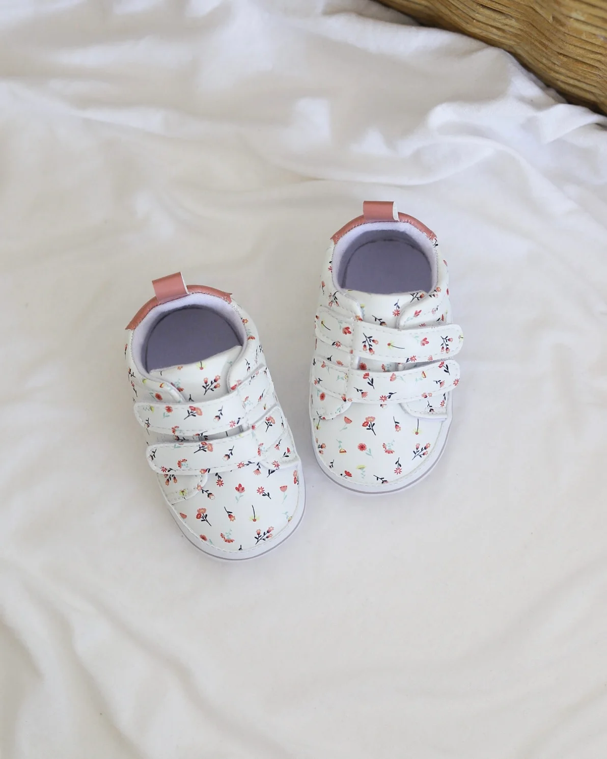 Nehodajuće patike cvetne bele Jungle