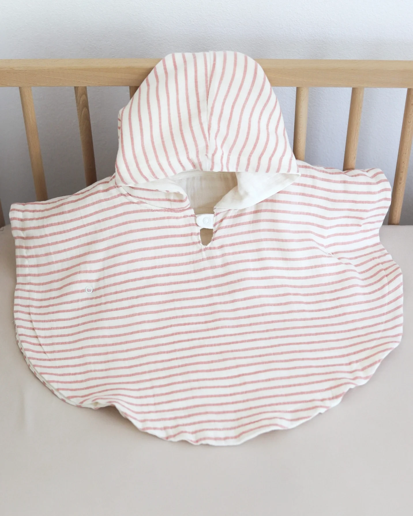 Muslin pončo na roze prugice Just Kiddin